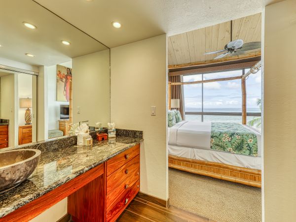 Oceanfront Lahaina Vacation Condo Three Bedroom + Loft