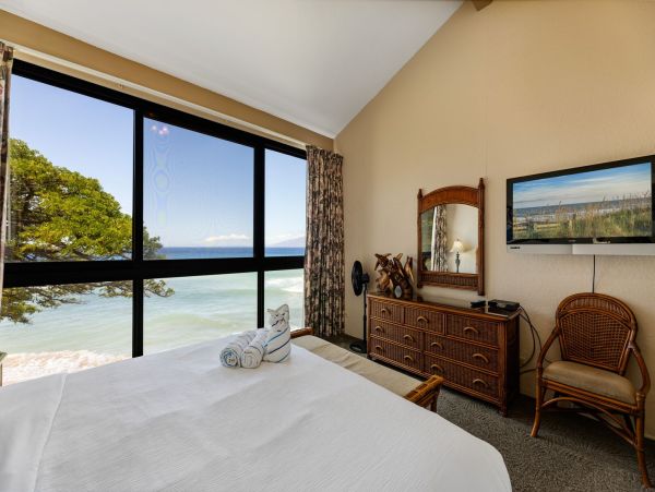 Kaanapali Oceanfront 3 Bedroom Vacation Condo with Great Amenities