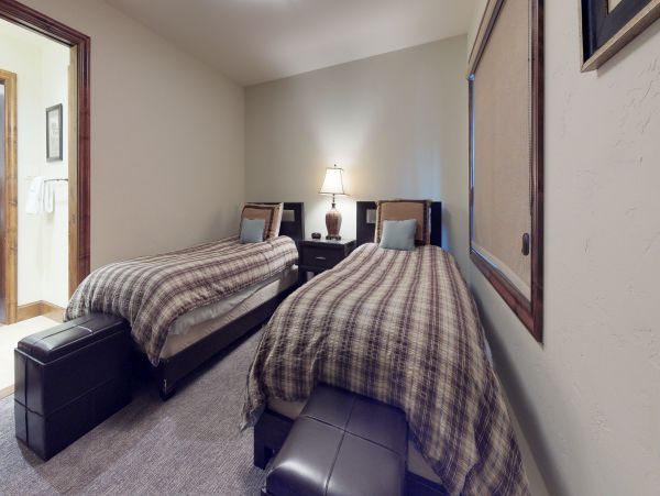 Vail Vacation Condo Sleeps 8 Guests Walk to Ski Lifts