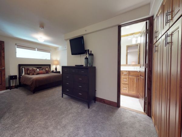 Vail Vacation Condo Sleeps 8 Guests Walk to Ski Lifts