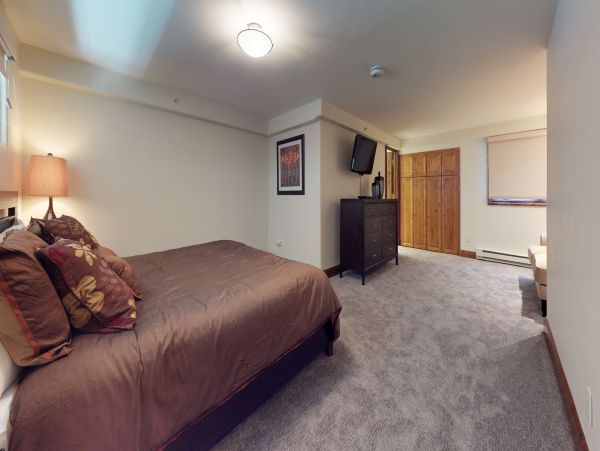 Vail Vacation Condo Sleeps 8 Guests Walk to Ski Lifts