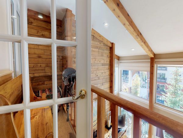 Vail Vacation Condo Sleeps 6 Guests Walk to Ski Lifts