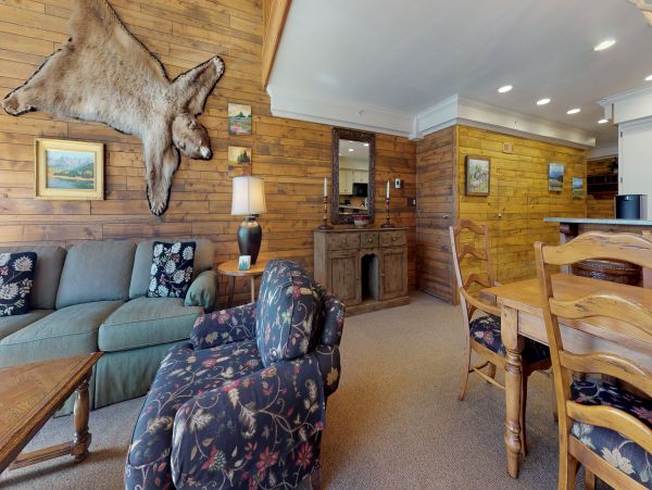 Vail Vacation Condo Sleeps 6 Guests Walk to Ski Lifts