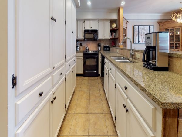 Vail Vacation Condo Sleeps 6 Guests Walk to Ski Lifts
