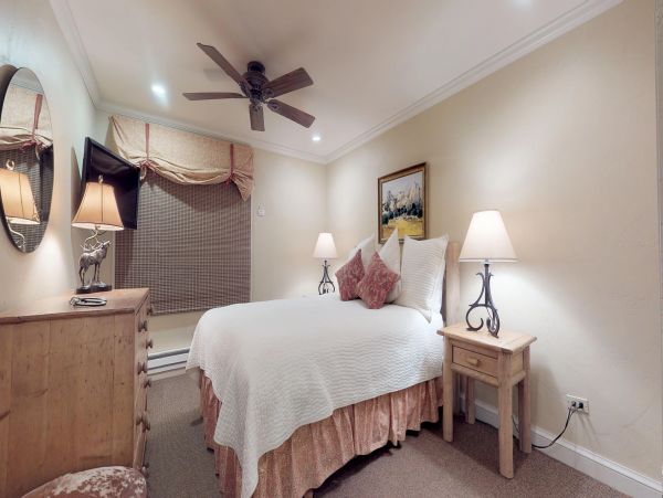 Vail Vacation Condo Sleeps 6 Guests Walk to Ski Lifts