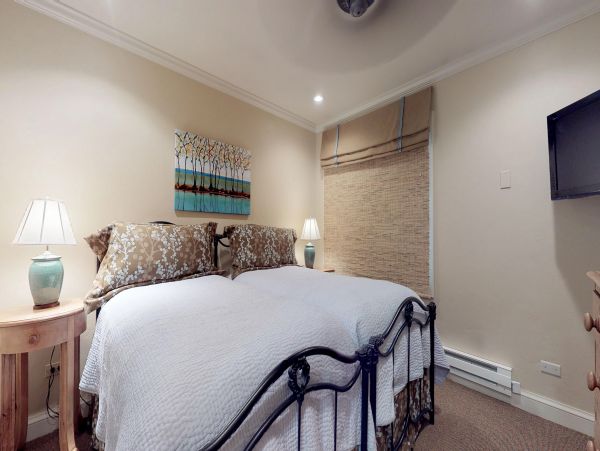 Vail Vacation Condo Sleeps 6 Guests Walk to Ski Lifts