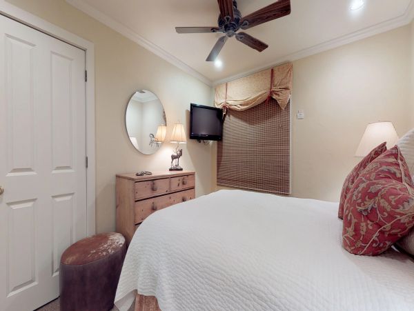 Vail Vacation Condo Sleeps 6 Guests Walk to Ski Lifts