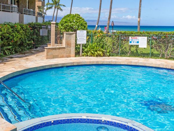 One Bedroom Oceanfront Condo Sleeps 4 Guests in Lahaina