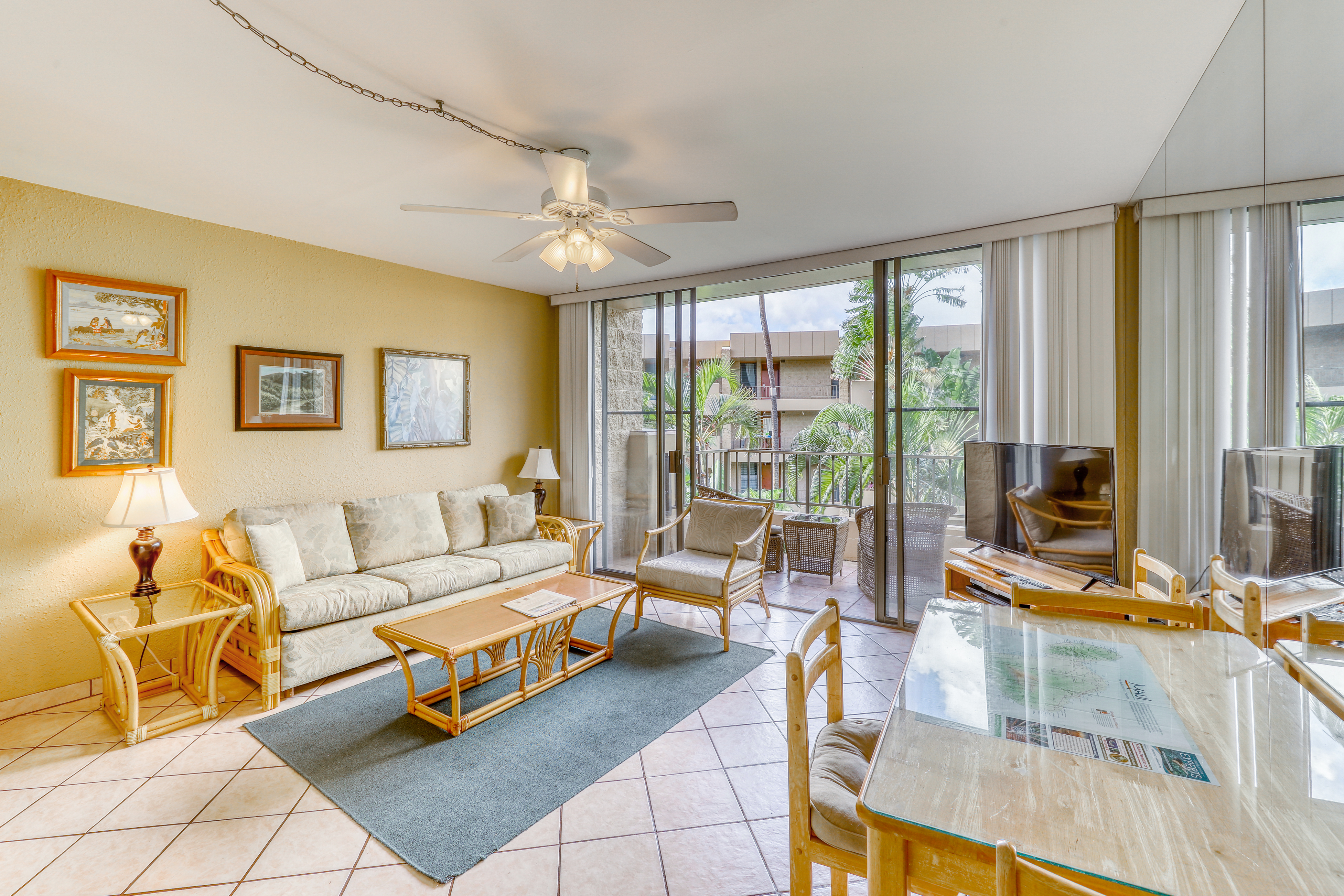 One Bedroom Oceanfront Condo Sleeps 4 Guests in Lahaina