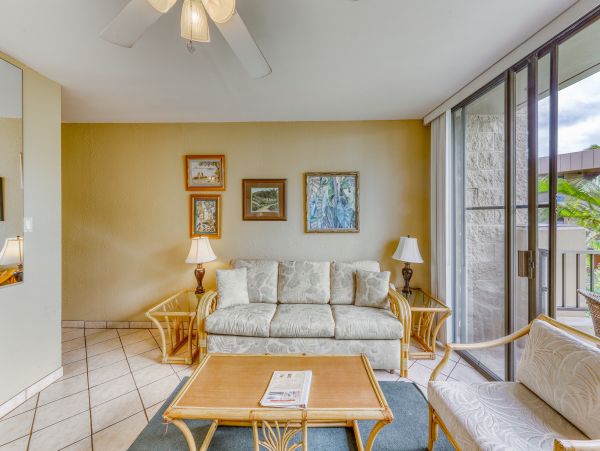 One Bedroom Oceanfront Condo Sleeps 4 Guests in Lahaina