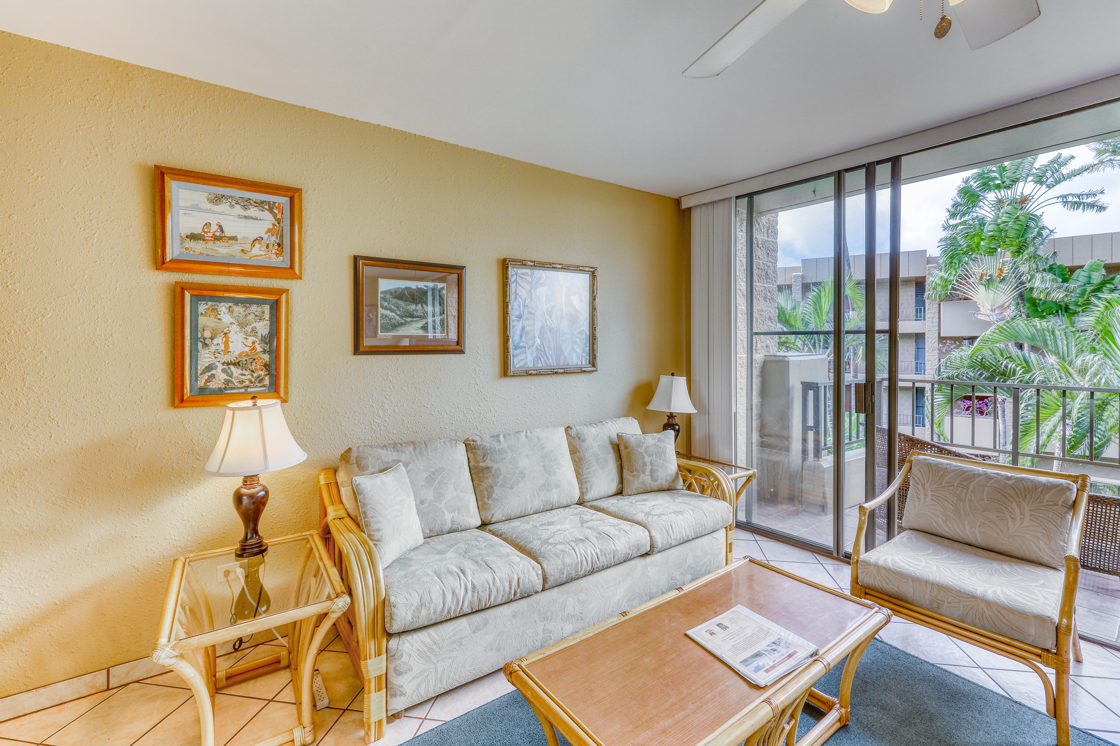One Bedroom Oceanfront Condo Sleeps 4 Guests in Lahaina