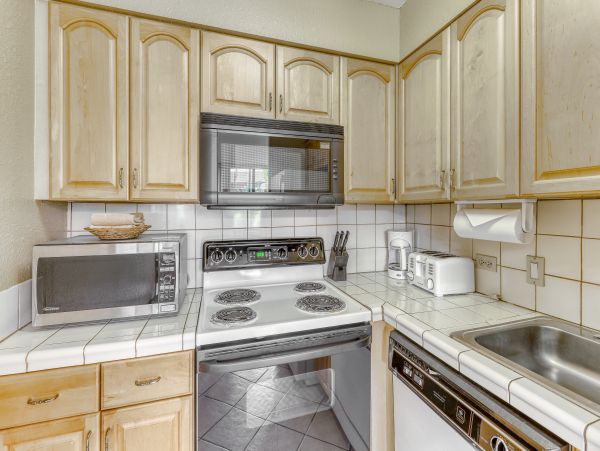 One Bedroom Oceanfront Condo Sleeps 4 Guests in Lahaina