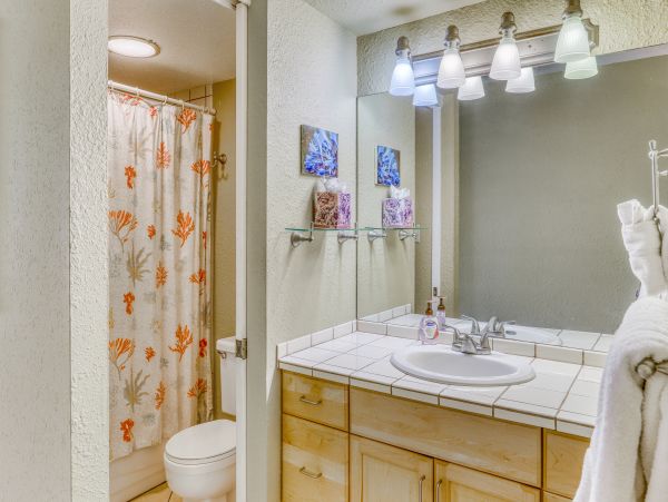 One Bedroom Oceanfront Condo Sleeps 4 Guests in Lahaina