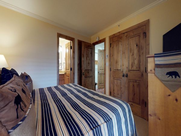 Vail Luxury Three Bedroom Vacation Condo Walk to Lift