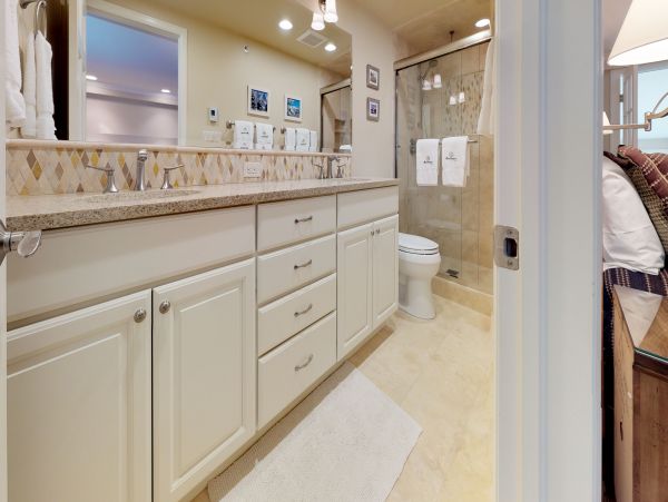 Vail Luxury Three Bedroom Vacation Condo Walk to Lift