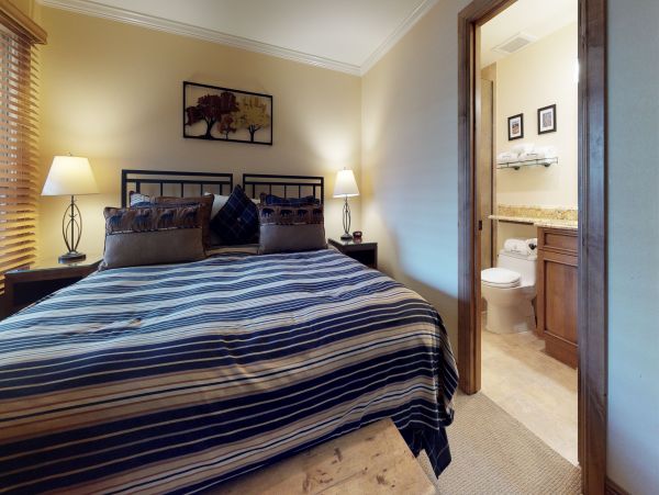 Vail Luxury Three Bedroom Vacation Condo Walk to Lift