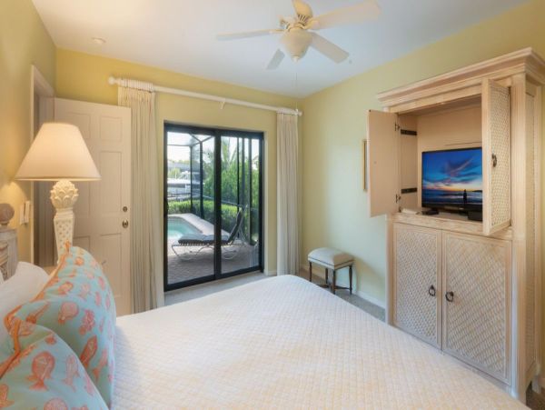 Three Bedroom Canal Front Home with Private Pool and Spa