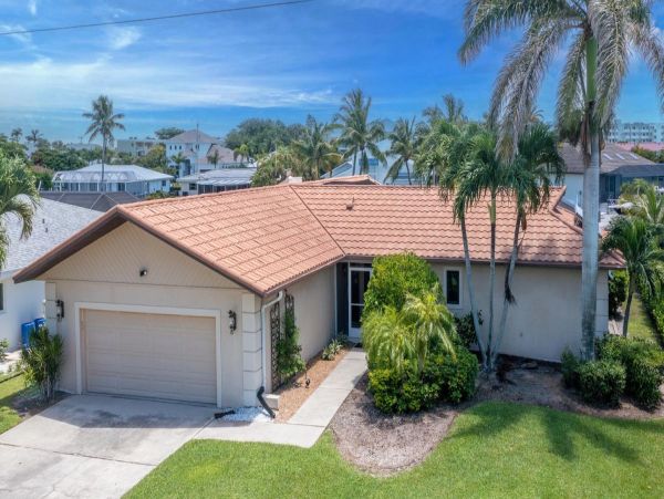 Three Bedroom Canal Front Home with Private Pool and Spa