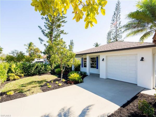 Naples Vacation Pool Home Sleeps 6 Guests Walk to Beach