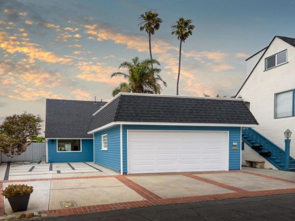Two Bedroom Vacation Rental Sleeps Five Guests Walk to Beach
