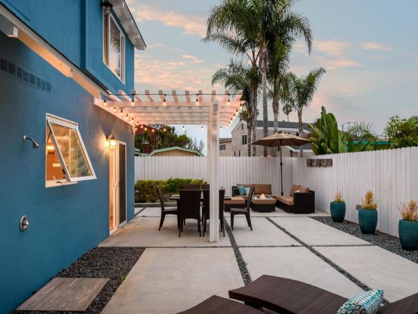 Two Bedroom Vacation Rental Sleeps Five Guests Walk to Beach