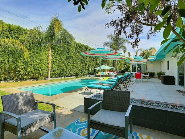 Palm Springs Vacation Pool Home Sleeps 10 Guests