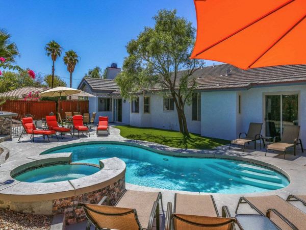 Palm Springs 5 Bedroom Family Home with Fire-Pit, Pool & Spa