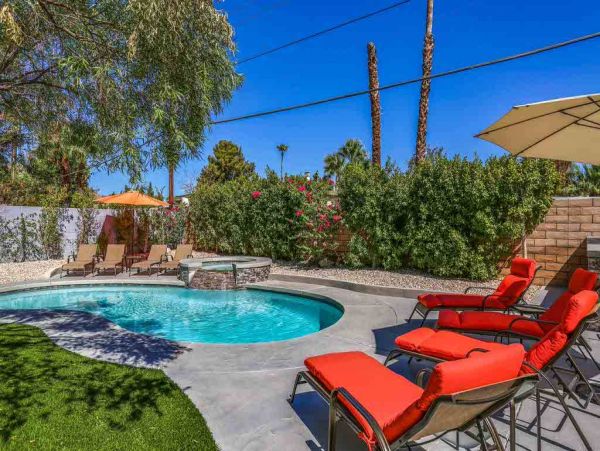 Palm Springs 5 Bedroom Family Home with Fire-Pit, Pool & Spa