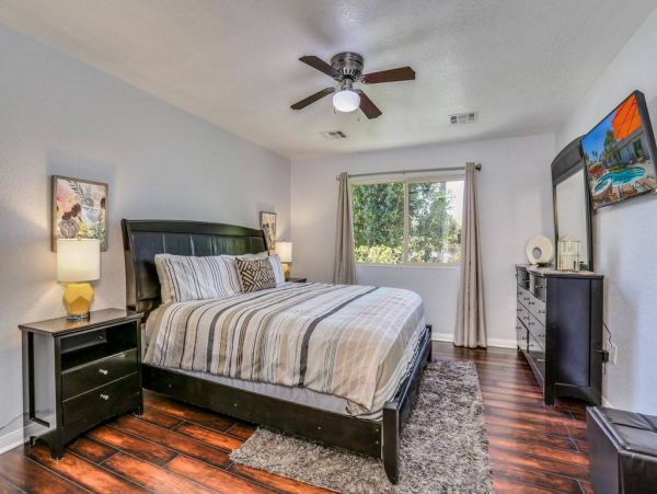 Palm Springs 5 Bedroom Family Home with Fire-Pit, Pool & Spa