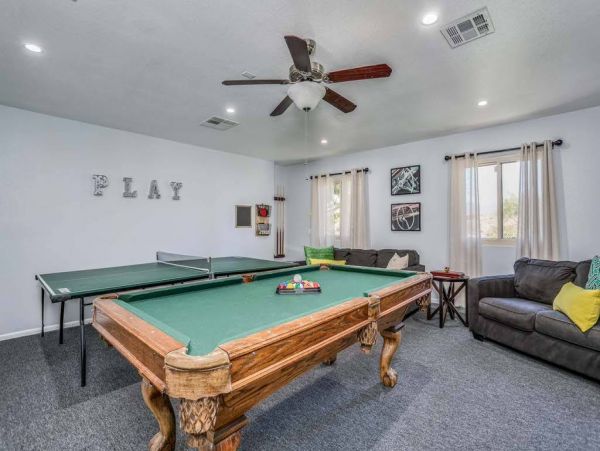 Palm Springs 5 Bedroom Family Home with Fire-Pit, Pool & Spa
