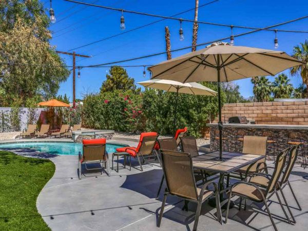Palm Springs 5 Bedroom Family Home with Fire-Pit, Pool & Spa