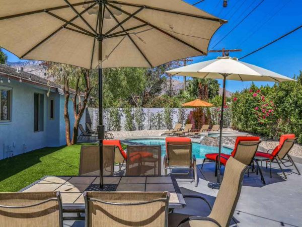 Palm Springs 5 Bedroom Family Home with Fire-Pit, Pool & Spa