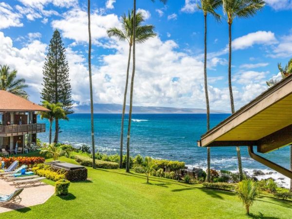LAHAINA OCEANFRONT 2 BEDROOM CONDO