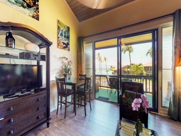 LAHAINA OCEANFRONT 2 BEDROOM CONDO
