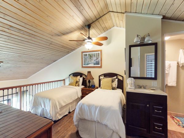LAHAINA OCEANFRONT 2 BEDROOM CONDO