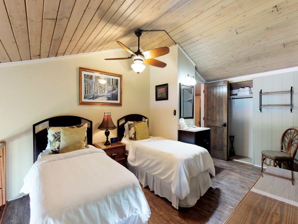 LAHAINA OCEANFRONT 2 BEDROOM CONDO