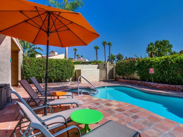 Palm Springs Home 948834