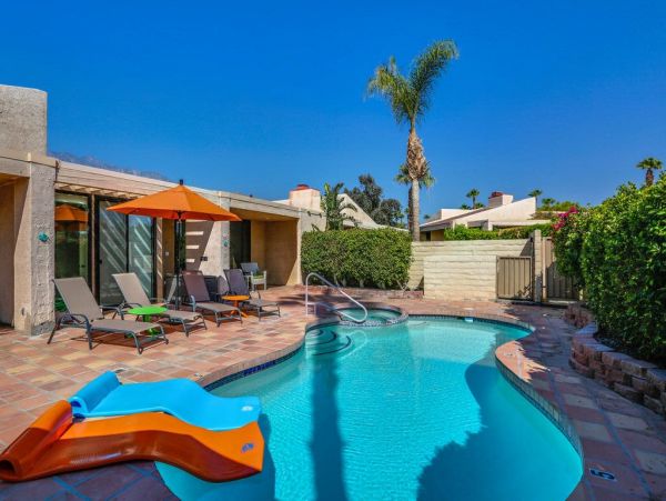 Palm Springs Home 948834