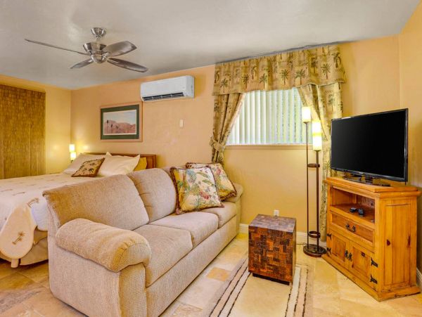 Palm Springs 6 Bedroom Home Sleeps 12 Guests