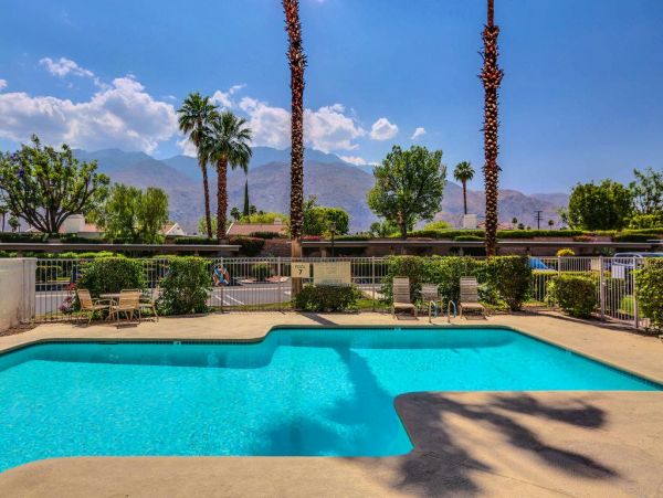 Palm Springs Home 948885