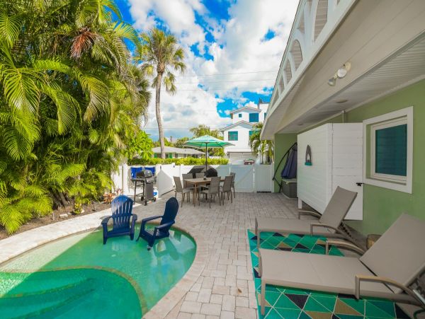 Holmes Beach Vacation Pool Home Sleeps 10 Guests