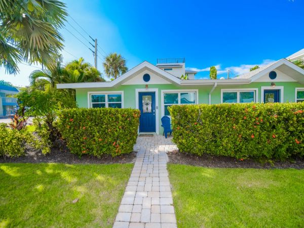Holmes Beach Vacation Pool Home Sleeps 10 Guests