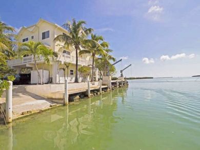 Summerland Vacation Pool Home Sleeps 6 Guests