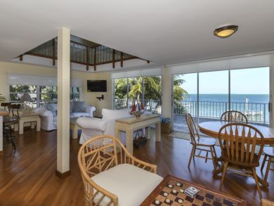 Summerland Vacation Pool Home Sleeps 6 Guests