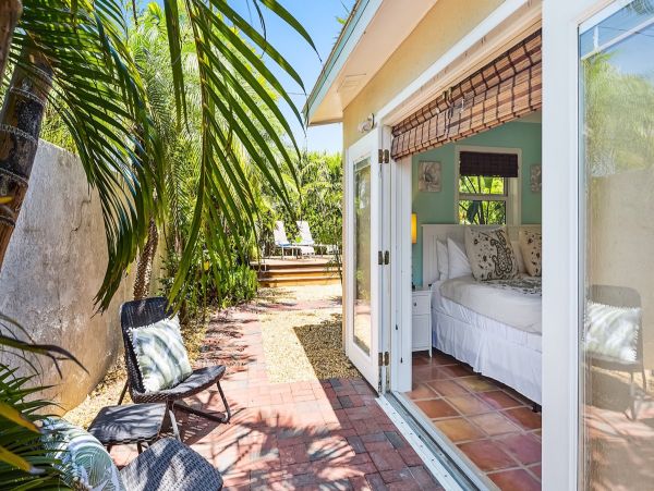 Key West Vacation Pool Home Sleeps 8 Short Walk to Beach