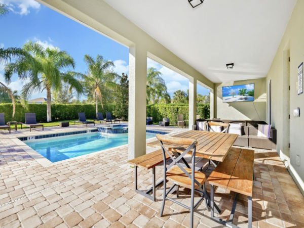 Orlando 10 Bedroom Lovely Pool Vacation Home