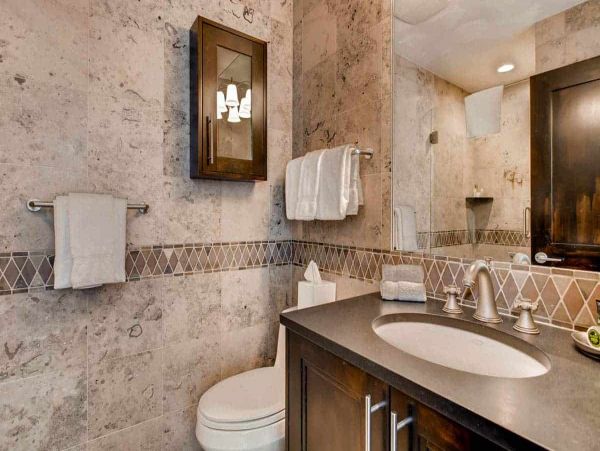 Luxury Three Bedroom Walk to Lift Condo in Vail Sleeps 6