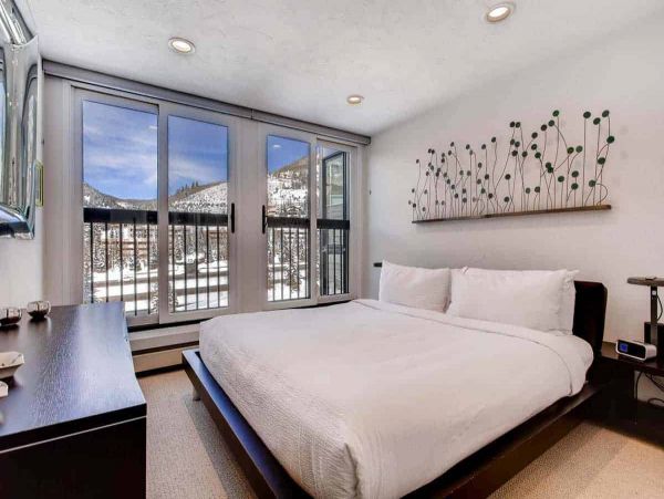 Luxury Three Bedroom Walk to Lift Condo in Vail Sleeps 6