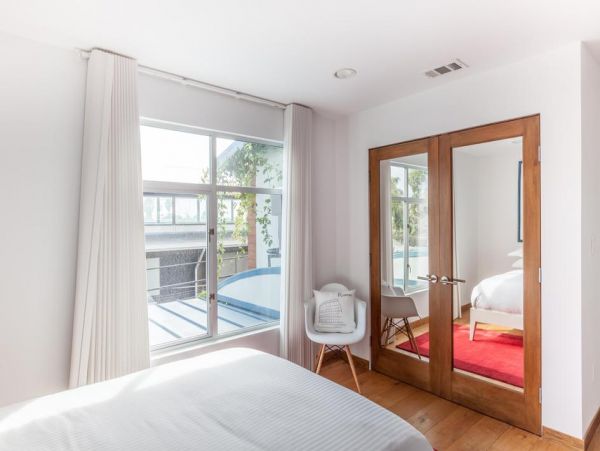 Contemporary 3 Bedroom Condo in Venice Beach Sleeps 6 Guests