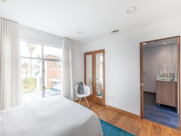 Contemporary 3 Bedroom Condo in Venice Beach Sleeps 6 Guests
